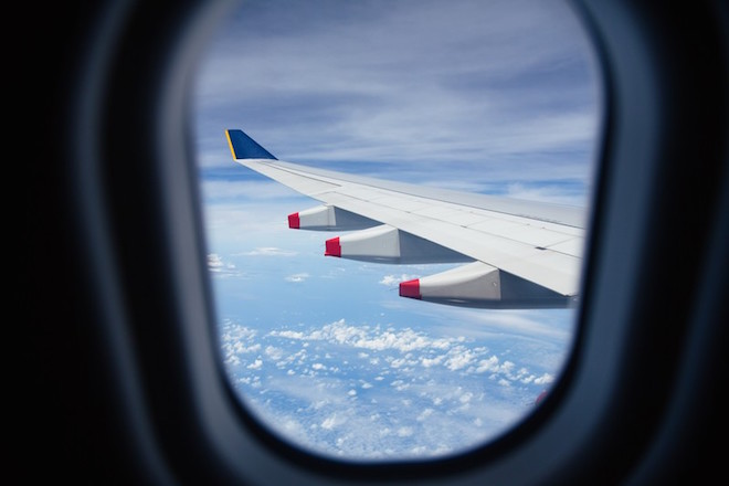 飛行機の窓からの風景